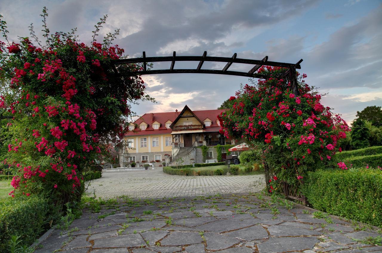 Palac W Badzowie Polkowice Buitenkant foto